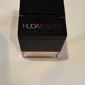 HUDA BEAUTY Banana Bread setting powder, Travel size